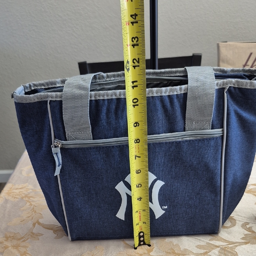 Starbucks New York mug and two Yankees Cooler bags - Picture 11 of 12